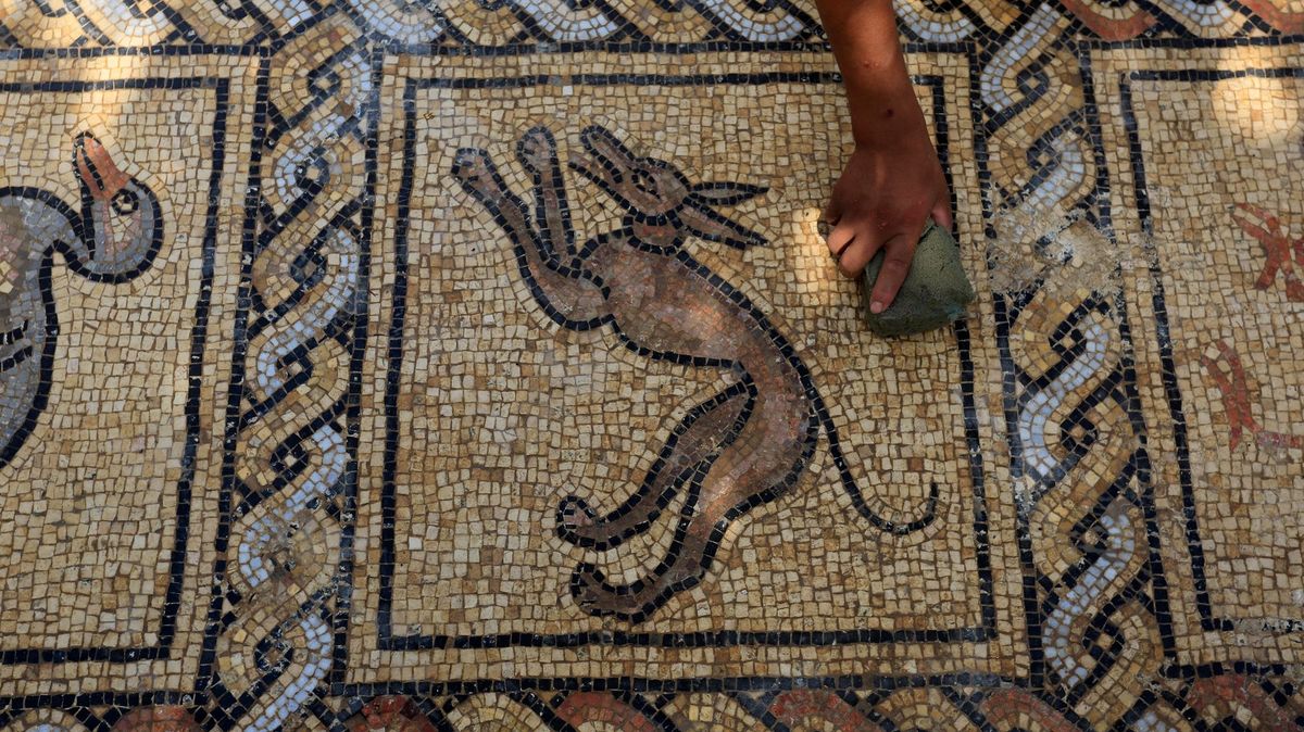 Fotky: Zabral rýčem a našel starověkou podlahu, která nadchla archeology